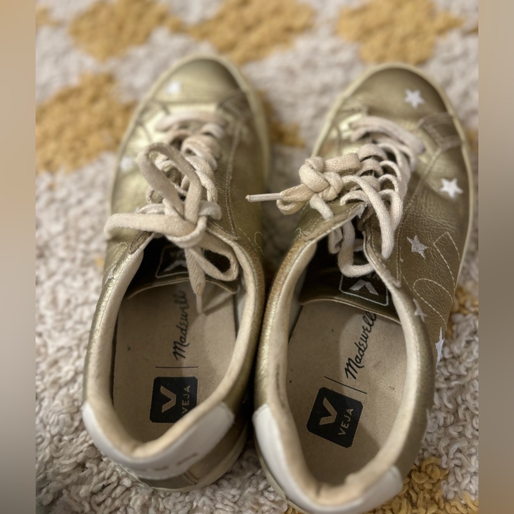 Madewell x Veja Esplar Low Sneakers in Star-Embroidered Gold Leather - Picture 7 of 7